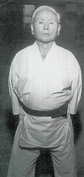 funakoshi_gichin_anciano_karategi